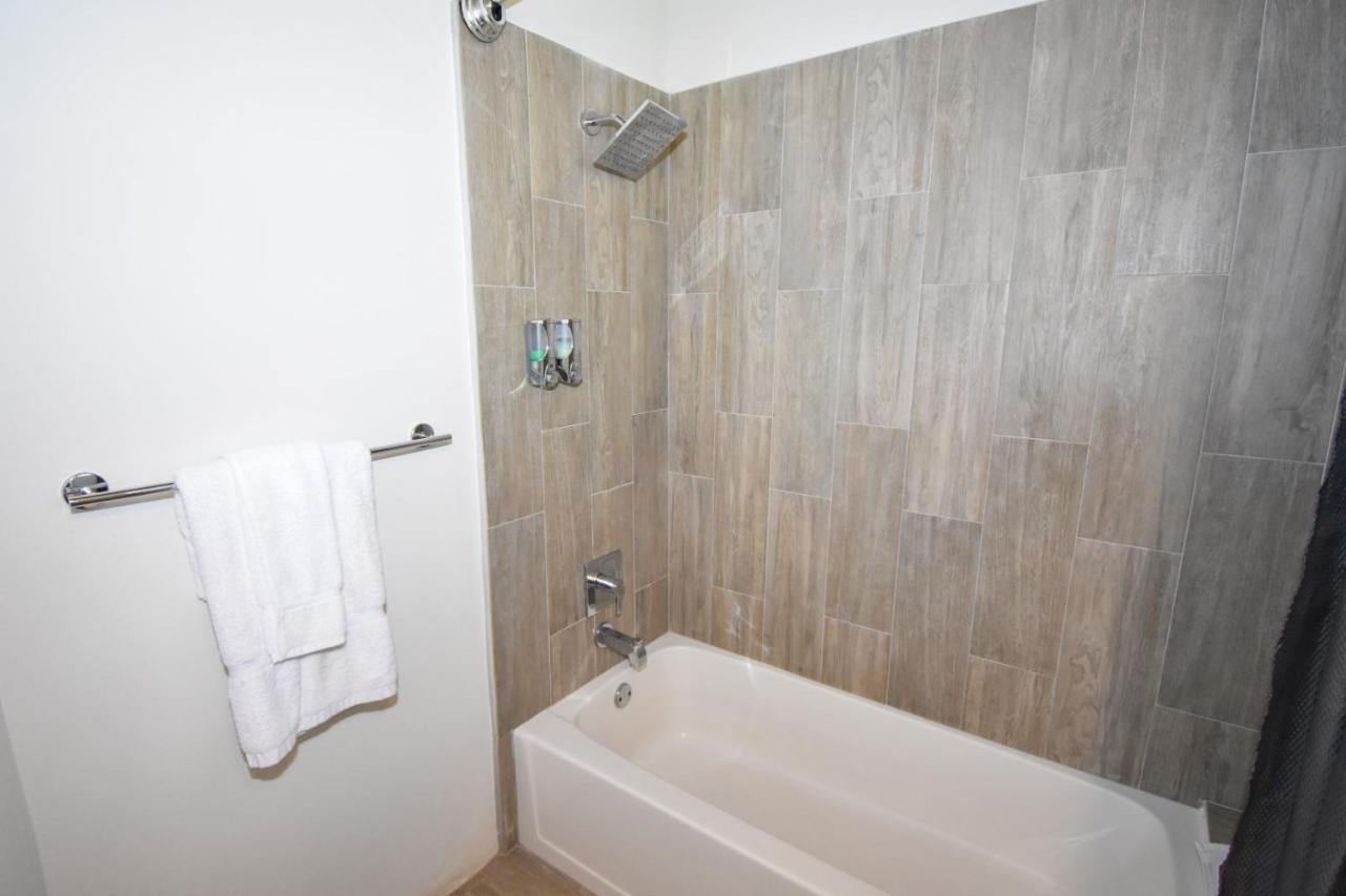 Hotel The Moxy English Harbour Exterior foto