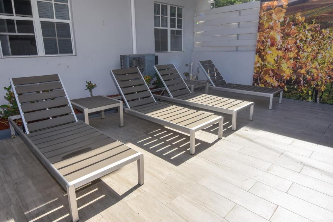 Hotel The Moxy English Harbour Exterior foto